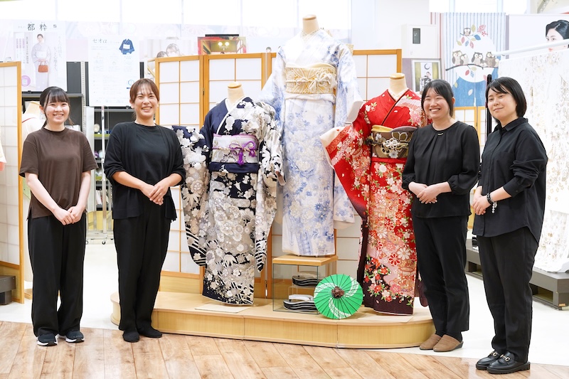 振袖店の店頭で接客する様子